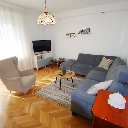 Aurelia Apartament *