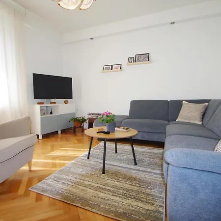 Aurelia Apartament *